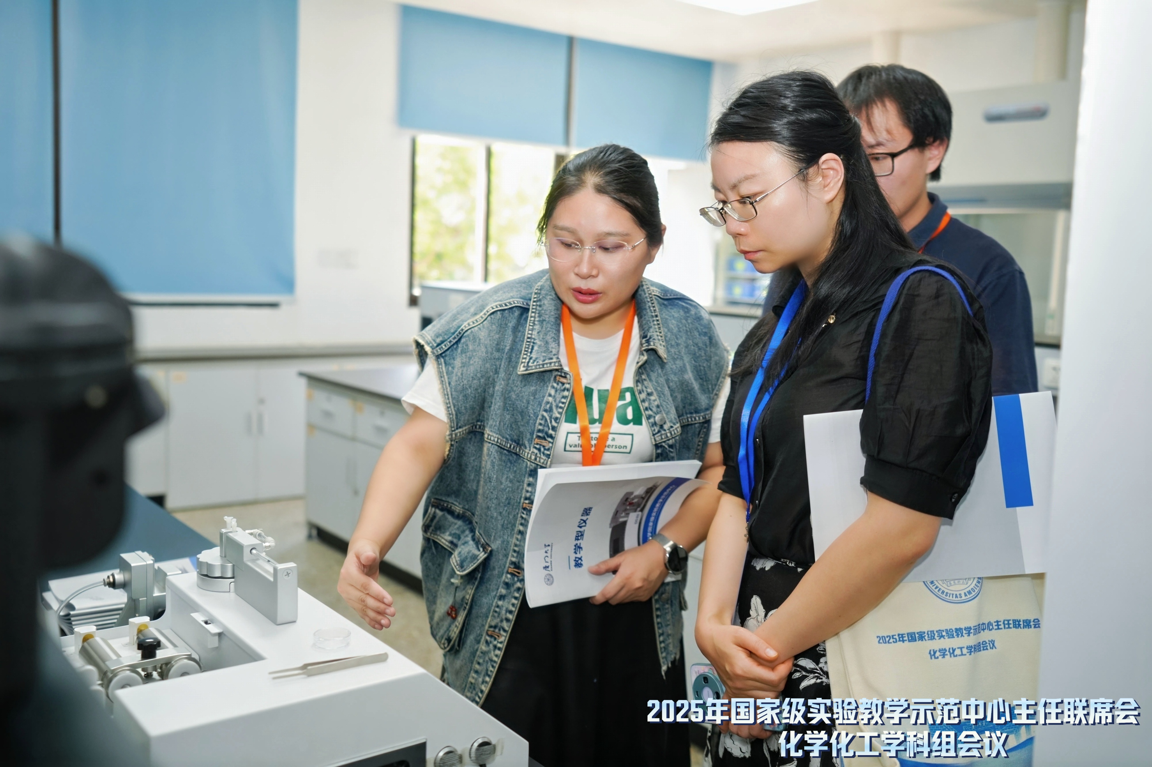 Teachers visiting the liquid gating intelligent testing analyzer